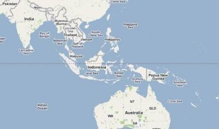 Letak indonesia antara benua asia dan australia serta diapit samudra pasifik dan samudra hindia